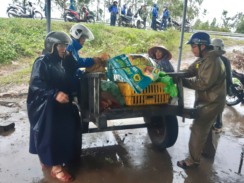 Lực lượng chức năng xã Pờ Tó hỗ trợ người dân di chuyển tới nơi an toàn.