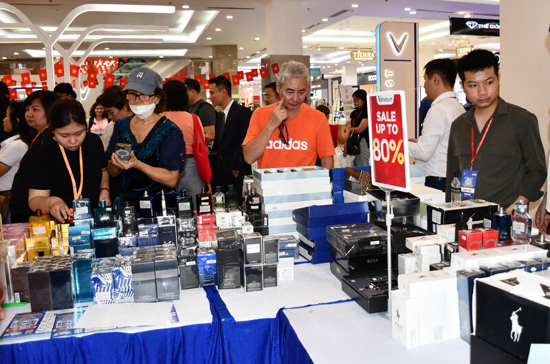 Người tiêu dùng có cơ hội mua sắm sản phẩm hàng hiệu giảm giá lến đến 80% tại sự kiện City Sale - Đợt 2 năm 2025. Ảnh: Minh Khuê.