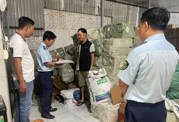 Trong gần 1 tháng, lực lượng quản lý thị trường TP. Hồ Chí Minh phát hiện hơn 372.000 sản phẩm vi phạm, xử phát hơn 8,7 tỷ đồng. Ảnh: QLTT TP. Hồ Chí Minh.