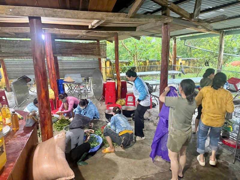 Cán bộ xã Uar nấu ăn cho người dân.