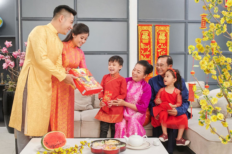 Gia đình sum họp, diện trang phục tươi sáng và trao nhau lời chúc tốt lành trong ngày mùng 1 Tết.