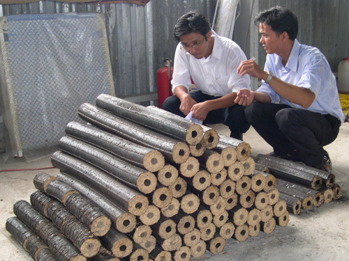 Củi trấu được làm từ vỏ trấu sau quá trình xay xát lúa gạo