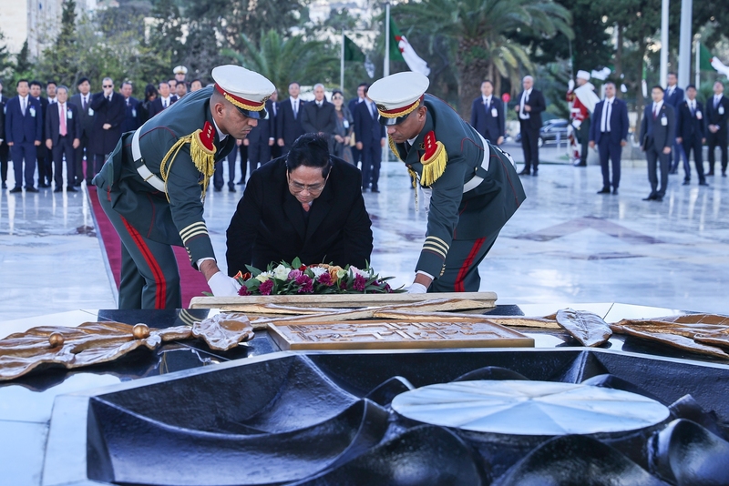 Thủ tướng Phạm Minh Chính đặt vòng hoa tại Đài Tưởng niệm liệt sĩ Algeria, thăm Bảo tàng Cựu chiến binh quốc gia Algeria. Ảnh: VGP/Nhật Bắc