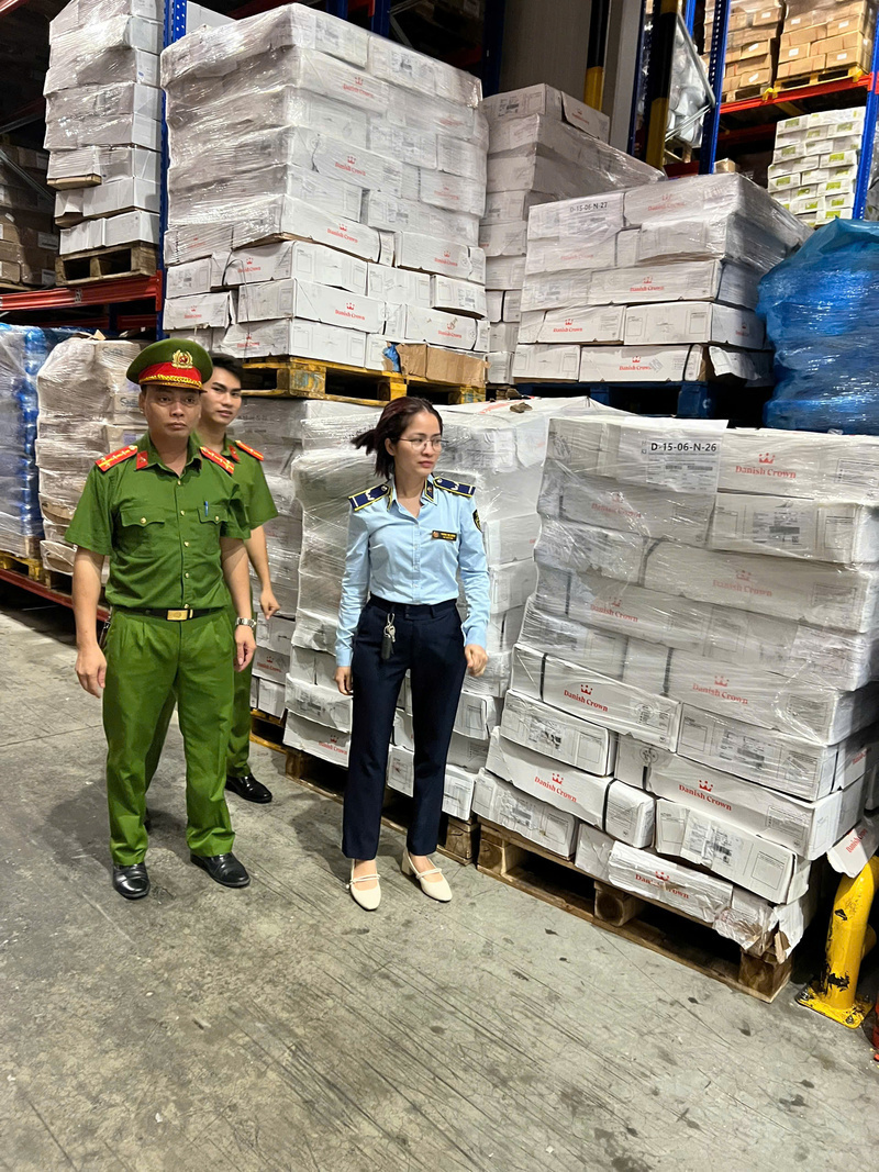 Lực lượng Quản lý thị trường Hà Nội phối hợp với Công an kiểm tra lô hàng xương lợn quá hạn của Công ty TNHH Okivip Nổ Hũ, Bắn Cá, Thể Thao, Game Bài Quỳnh Hương tại kho lạnh HPC Kiên Cường. Ảnh: Quản lý thị trường Hà Nội