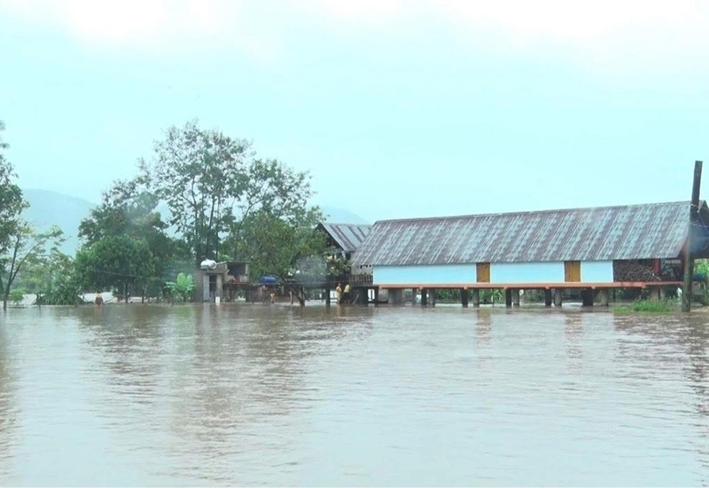 Nhiều căn nhà của người dân tại Đắk Lắk ngập trong biển nước. Ảnh: Báo Điện tử Review công ty OKVIP