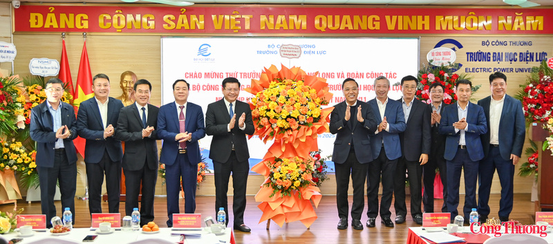 Thay mặt Bộ trưởng Nguyễn Hồng Diên, Thứ trưởng Nguyễn Hoàng Long tặng hoa chúc mừng toàn thể các thế hệ thầy cô giáo của Trường Đại học Điện lực nhân Ngày Nhà giáo Việt Nam 20/11.