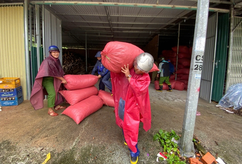 Chính quyền địa phương đã di dời đồ đạc, hàng hóa còn lại của những gia đình còn lại đi đến nơi an toàn. Ảnh: Tuệ Lâm