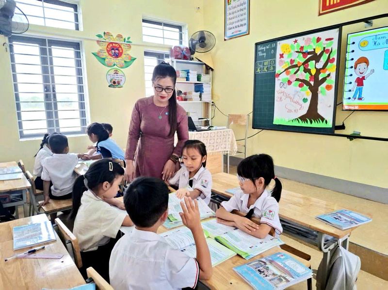 Giáo viên Trần Thị Yến - Trường Tiểu học Trường Sơn, xã Đức Minh, tỉnh Hà Tĩnh trong một tiết học cùng các học trò.