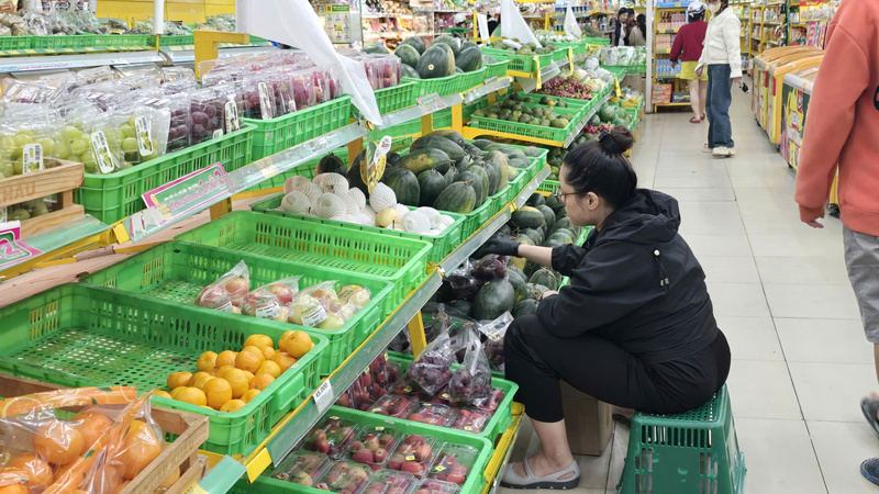 Tại các cửa hàng tiện lợi vẫn có đủ các mặt hàng thiết yếu cho người dân. Ảnh: Lê Sơn