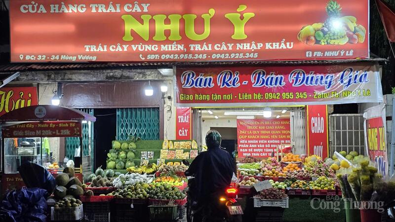 Một cửa hàng bán trái cây trên đường Hoàng Diệu, phường Cam Ly - Đà Lạt cùng rất nhiều loại trái cây. Ảnh: Lê Sơn