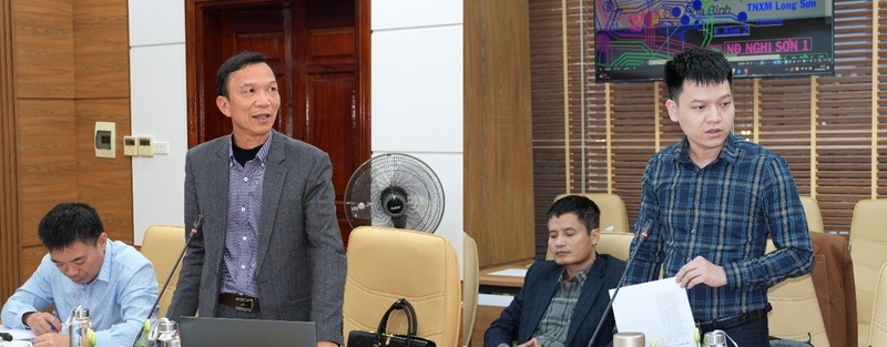 Đại diện Sở Okvip tại về và Truyền tải điện Thanh Hóa trao đổi, thảo luận tại cuộc họp. Ảnh: Hùng Mạnh - Ngọc Huyền