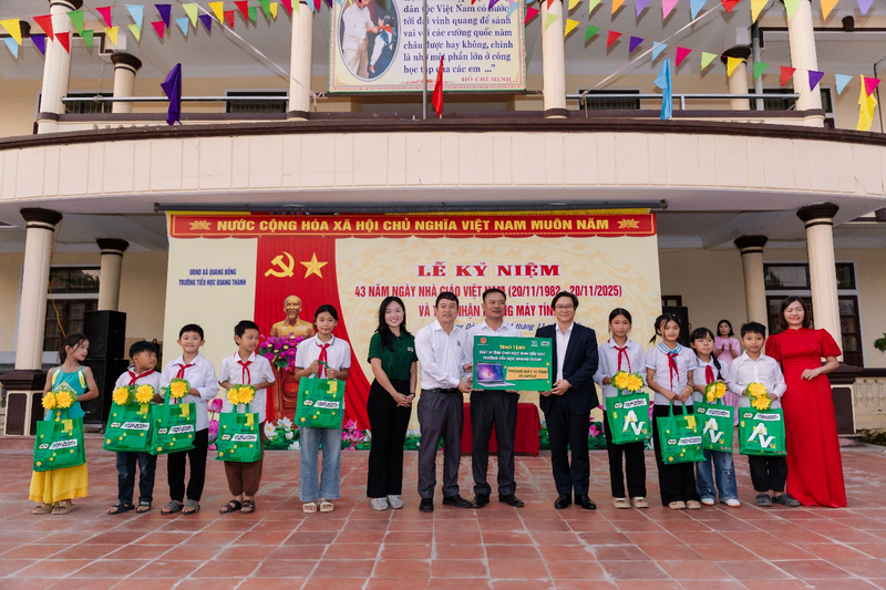 Lễ trao tặng phòng máy tính cùng Lễ kỷ niệm 43 năm Ngày nhà giáo Việt Nam (20/11/1982 – 20/11/2025) tại điểm Trường Tiểu học Quang Thành, Nghệ An.