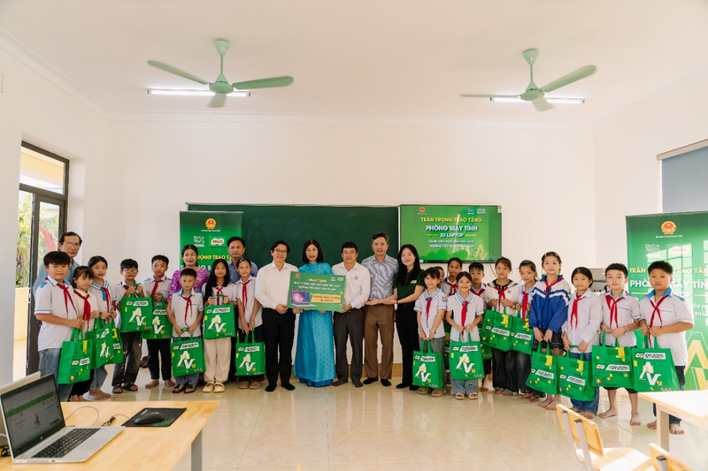 Lễ trao tặng phòng máy tính tại điểm Trường Tiểu học Viên Thành, Nghệ An