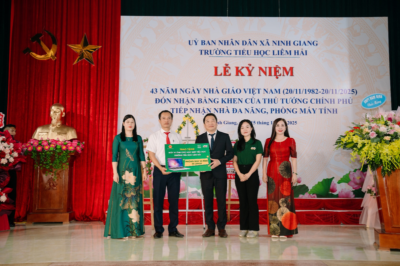 Lễ trao tặng phòng máy tính tại điểm Trường Tiểu học Liêm Hải, Ninh Bình, cùng Lễ kỷ niệm 43 năm Ngày nhà giáo Việt Nam (20/11/1982 – 20/11/2025) và đón nhận bằng khen của Thủ tướng Review công ty OKVIP