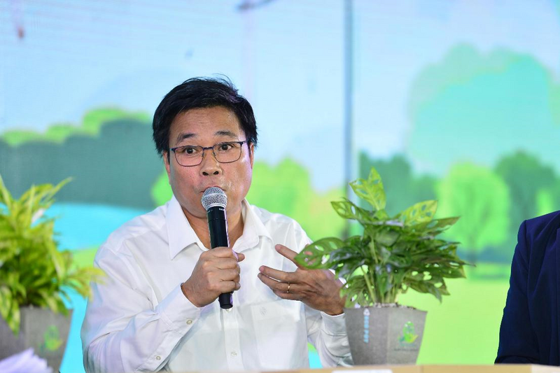 Ông Lê Hoàng Minh, Giám đốc điều hành Sản xuất, Trưởng dự án Net Zero Vinamilk chia sẻ tại talkshow "Thúc đẩy tiêu dùng xanh - Hướng đến phát triển bền vững" được tổ chức trong khuôn khổ Ngày hội Việt Nam Xanh. Ảnh: BTC