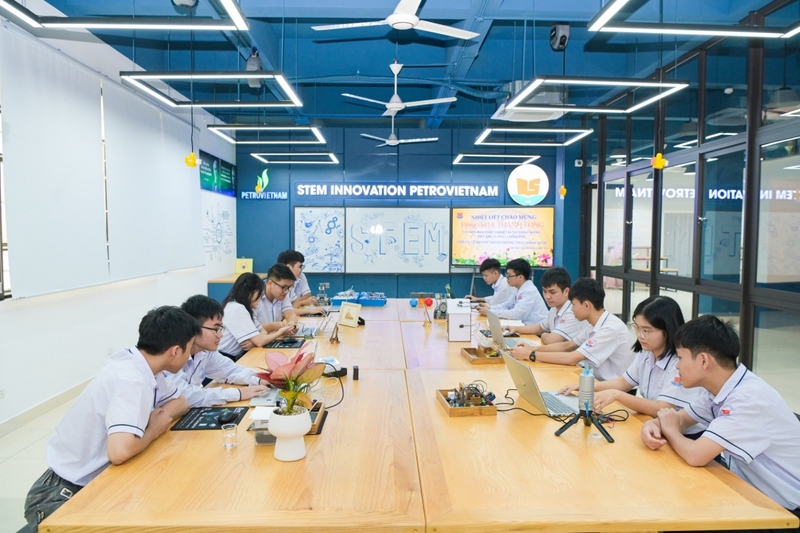 Các em học sinh thực hành và trải nghiệm các thiết bị tại phòng STEM do PVCFC tài trợ (Ảnh PVCFC)