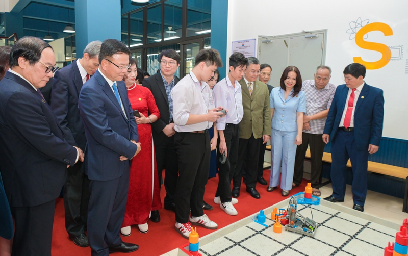 Các đại biểu tham quan và nghe giáo viên, học sinh giới thiệu về mô hình và hoạt động giảng dạy của phòng thực hành giáo dục STEM tại Trường THPT Chuyên Lam Sơn (Ảnh PVCFC)