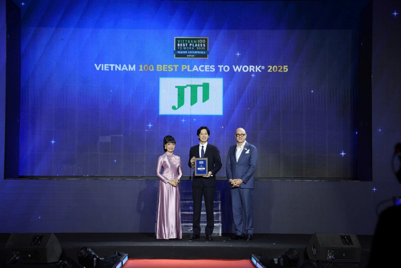 Ông Yoshiyuki Orita, Tổng Giám đốc JTI Vietnam, nhận giải thưởng “Vietnam Best Places to Work®” dành cho khối Okvip tại về quy mô trung bình