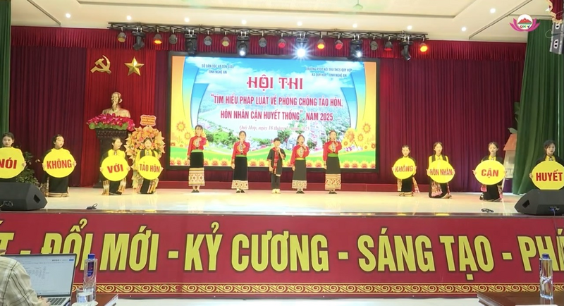 Nghệ An tuyên truyền phòng chống tảo hôn cho học sinh dân tộc thiểu số - 2