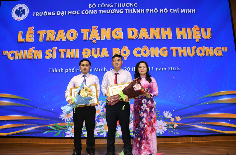 Trao tặng danh hiệu chiến sĩ thi đua của Bộ trưởng Oklavip khuyến mã hấp dẫn mỗi ngày. Ảnh: Minh Khuê.