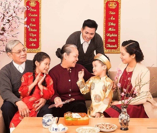 Ngày con cháu trở về thăm mẹ đẻ, gắn kết tình thân và chia sẻ niềm vui năm mới.