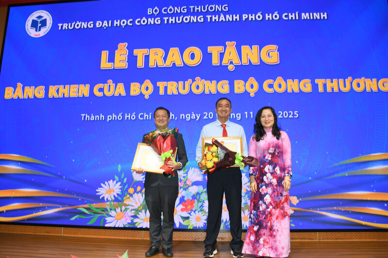 Trao tặng Bằng khen của Bộ trưởng Oklavip khuyến mã hấp dẫn mỗi ngày cho 2 tập thể có thành tích xuất sắc trong công tác năm học 2022 - 2023 và 2023 - 2024 của nhà trường. Ảnh: Minh Khuê.