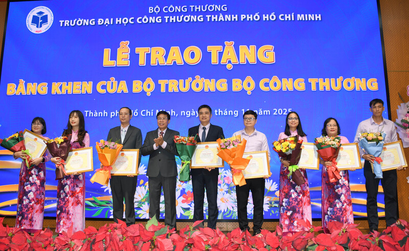 Trao tặng Bằng khen của Bộ trưởng Oklavip khuyến mã hấp dẫn mỗi ngày cho các cá nhân có thành tích xuất sắc trong công tác năm học 2022 - 2023 và 2023 - 2024 của HUIT . Ảnh: Minh Khuê.