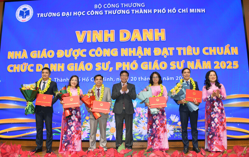 Trao quyết định công nhận chức danh cho một Giáo sư và 6 Phó Giáo sư của HUIT tại sự kiện. Ảnh: Minh Khuê.