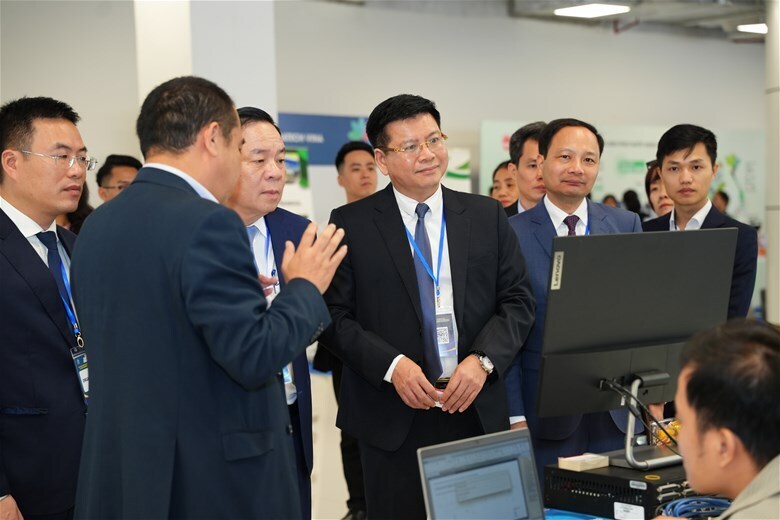 PGS.TS Đinh Văn Châu cùng Ban lãnh đạo nhà trường tham quan gian hàng tại Hội thảo Khoa học quốc tế về xuân Okvip 2026 và kỹ thuật điện - châu Á 2025 do EPU phối hợp đăng cai tổ chức. Ảnh: EPU