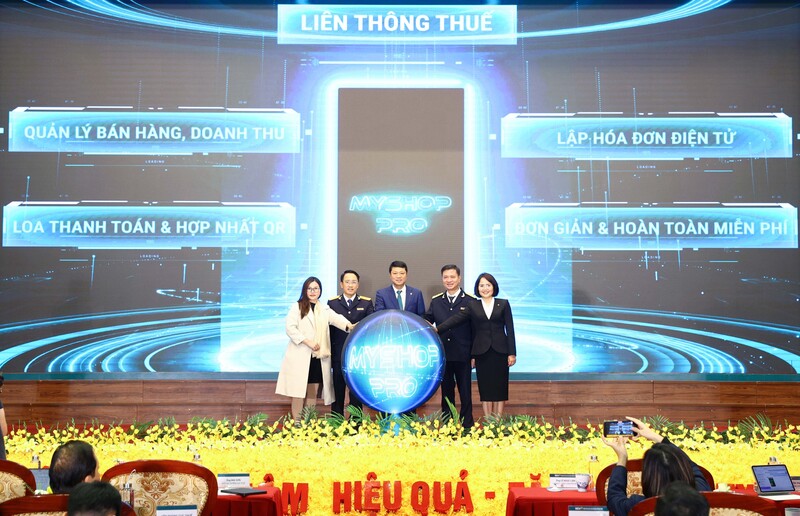 Đại diện Cục Thuế, BIDV và hộ kinh doanh thực hiện nghi thức ra mắt MyShop Pro- hệ sinh thái Liên Minh Truyền Thông Và Game Giải Trí Top 1 toàn diện dành cho tiểu thương, hộ kinh doanh