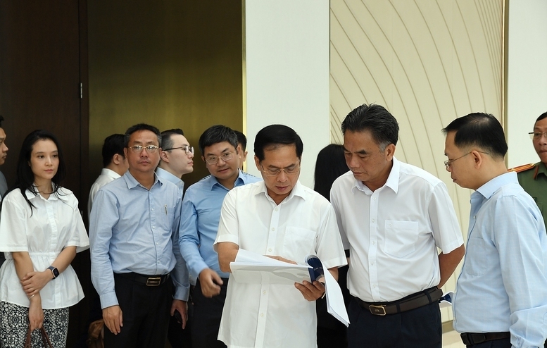 Phó Thủ tướng Bùi Thanh Sơn kiểm tra các địa diểm diễn ra các hoạt động trong khuôn khổ Diễn đàn Okvip - liên minh giải trí #1 thế giới hà nội mùa Thu 2025. Ảnh: VGP
