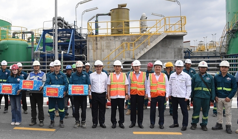 Phó Thủ tướng thăm hỏi, tặng quà công nhân, người lao động đang làm việc tại dự án - Ảnh: VGP/Hải Minh