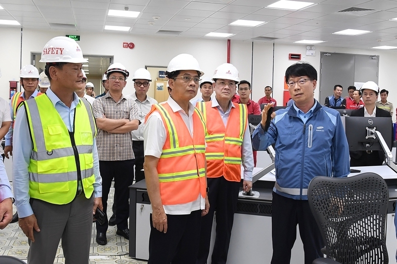 Phó Thủ tướng nói chuyện với nhà thầu quốc tế - Ảnh: VGP/Hải Minh
