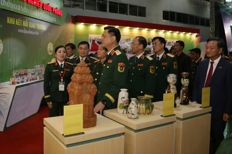 Thượng tướng Nguyễn Trường Thắng - Ủy viên Trung ương Đảng, Thứ trưởng Bộ Quốc phòng và các đại biểu tham quan các sản phẩm trưng bày tại hội chợ. Ảnh: Thu Thuỷ.