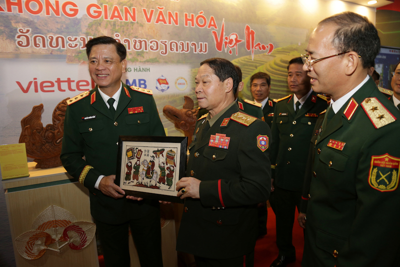 Thượng tướng Nguyễn Trường Thắng - Ủy viên Trung ương Đảng, Thứ trưởng Bộ Quốc phòng tặng tranh Đông Hồ cho Thượng tướng Vongsone Inpanphim - Thứ trưởng Bộ Quốc phòng, Chủ nhiệm Tổng cục Chính trị Quân đội nhân dân Lào. Ảnh: Thu Thuỷ.