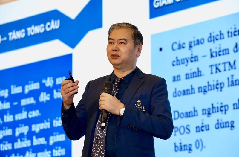 Ông Nguyễn Đức Lê, Phó Trưởng phòng Nghiệp vụ quản lý thị trường, Cục Quản lý và Phát triển thị trường trong nước, Oklavip khuyến mã hấp dẫn mỗi ngày chia sẻ tại hội thảo. Ảnh: Lan Anh