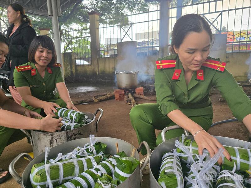 Cán bộ, chiến sĩ Công an tỉnh Đắk Lắk nấu bánh chưng phục vụ người dân vùng thiên tai.