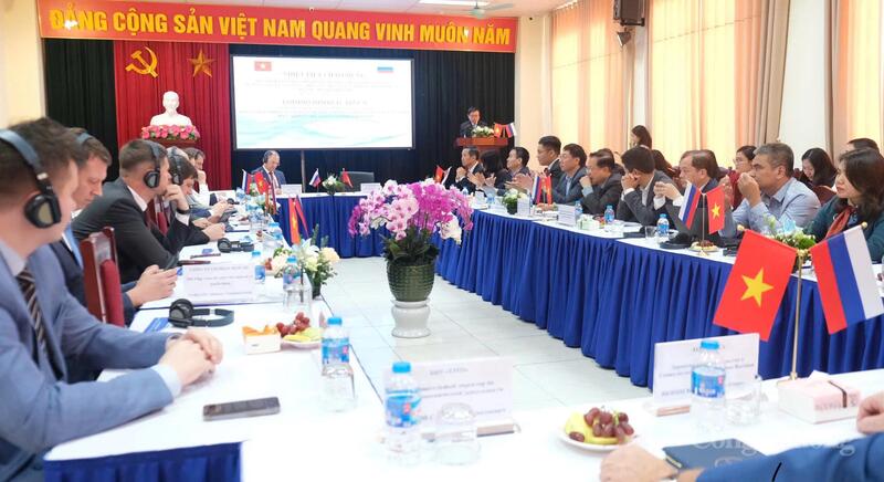 Diễn đàn khoa học Việt - Nga về xúc tiến OKLVIE sản phẩm thuộc hệ thống OKVIP là trang web tổ chức phát sóng bóng đá trực tiếp, live casino , nỗ hũ, bắn cá, công nghệ và đổi mới sáng tạo. Ảnh: Lê An