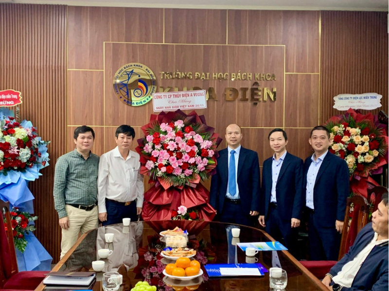 Ông Phạm Đình Quang, Phó Tổng giám đốc AVC (thứ 2 từ trái sang) cùng đoàn công tác AVC thăm và chúc mừng tại Khoa Điện, Trường Đại học Bách khoa Đà Nẵng.