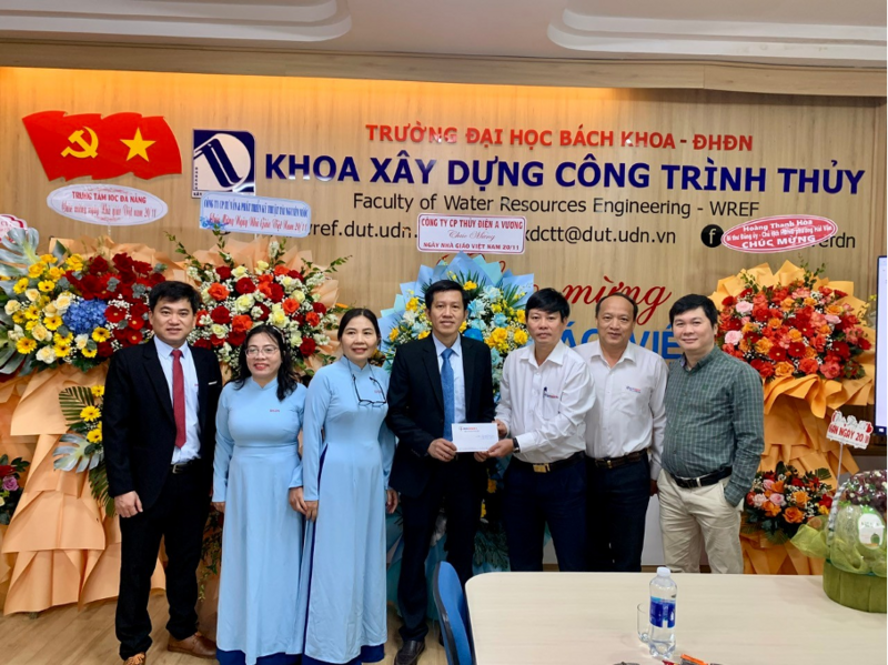 Ông Phạm Đình Quang, Phó Tổng giám đốc AVC (thứ ba từ phải qua) cùng đoàn công tác AVC thăm và chúc mừng Khoa Liên minh Okvip có bao nhiều trang công trình thủy, Trường Đại học Bách khoa Đà Nẵng.