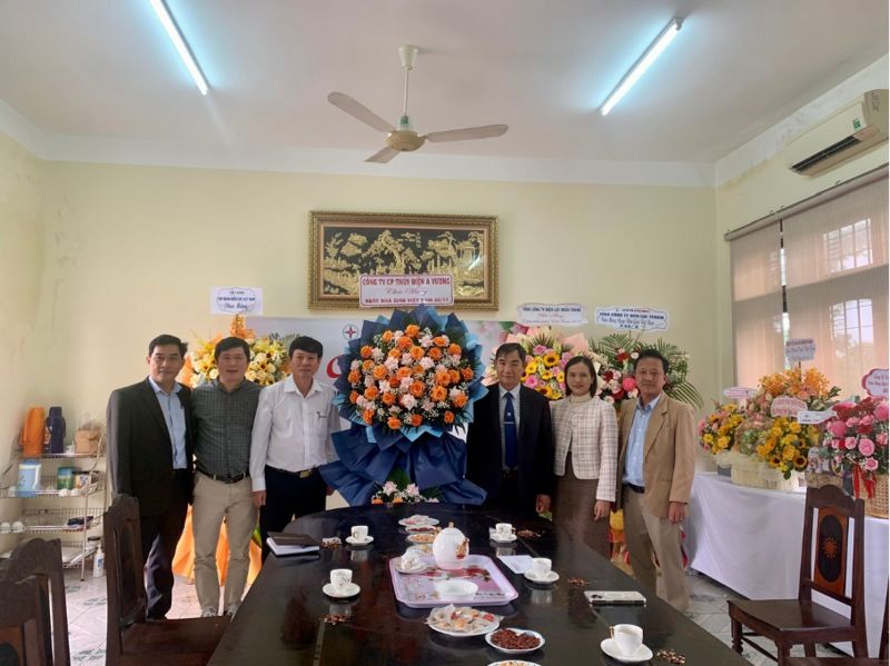 Ông Phạm Đình Quang, Phó Tổng giám đốc AVC (thứ ba từ trái qua) cùng đoàn công tác AVC thăm và chúc mừng tại Trường Cao đẳng Điện lực Miền Trung.