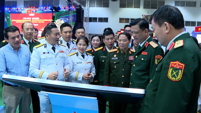 Các đại biểu tham quan các sản phẩm trưng bày tại hội chợ. Ảnh: Thu Thuỷ.