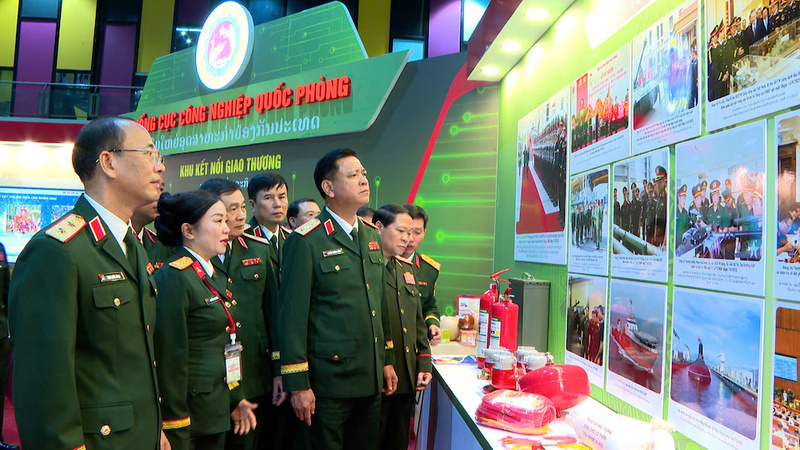Các đại biểu tham quan các gian trưng bày các tư liệu, hiện vật đặc trưng. Ảnh: Thu Thuỷ.