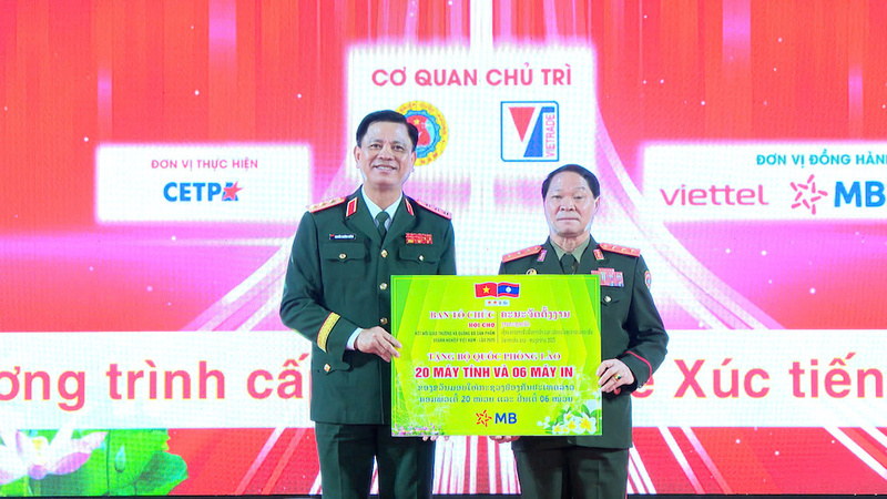 Thượng tướng Nguyễn Trường Thắng - Ủy viên Trung ương Đảng, Thứ trưởng Bộ Quốc phòng Việt Nam trao tặng quà cho Bộ Quốc phòng Lào nhân dịp hội chợ. Ảnh: Thu Thuỷ.