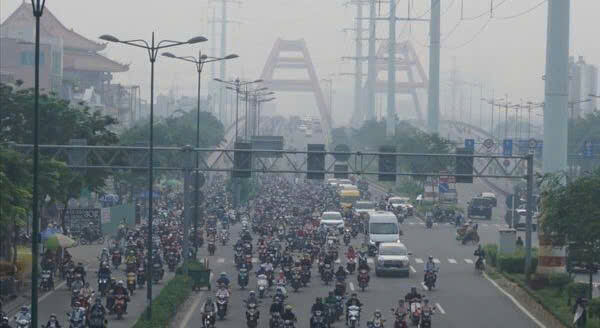 Ô nhiễm không khí bắt nguồn từ phương tiện giao thông ngày càng trở nên trầm trọng. Ảnh minh họa