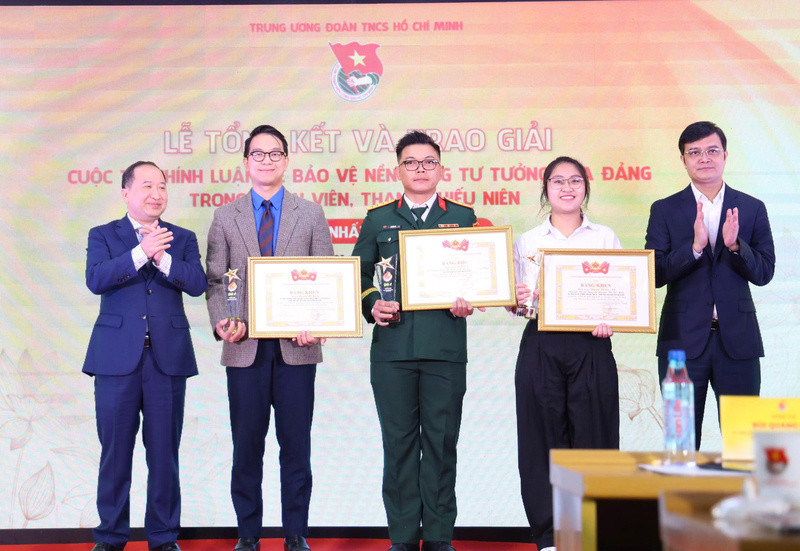 Ban Tổ chức trao giải cho những tác phẩm đạt giải A Cuộc thi chính luận về bảo vệ nền tảng tư tưởng của Đảng trong đoàn viên, thanh thiếu niên lần thứ Nhất, năm 2025. Ảnh: Lê Vân.