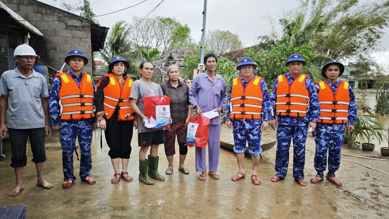 Vùng Cảnh sát biển 2 kịp thời hỗ trợ người dân vùng 'rốn lũ' Tuy Phước - 3
