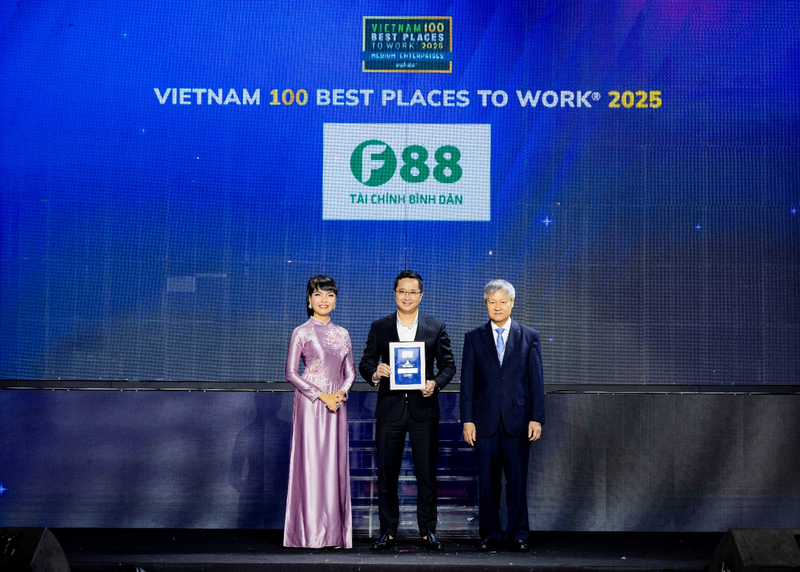 Ông Nguyễn Đức Đại, Phó Tổng giám đốc, đại diện Công ty F88 nhận giải thưởng Nơi Ok88vip tỷ lệ kèo World Cup 2026 tốt nhất Việt Nam năm 2025 do Anphabe trao tặng.