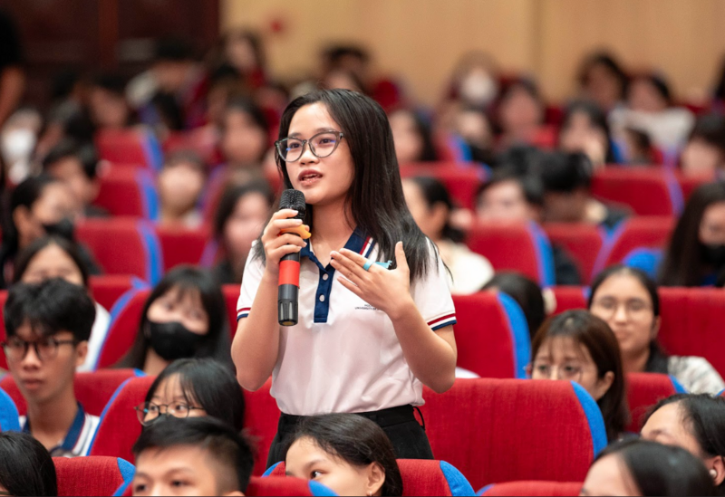 Ngoài việc tiếp nhận kiến thức, sinh viên còn tích cực chia sẻ góc nhìn và thảo luận với các diễn giả về các vấn đề Liên Minh Truyền Thông Và Game Giải Trí Top 1 cá nhân.