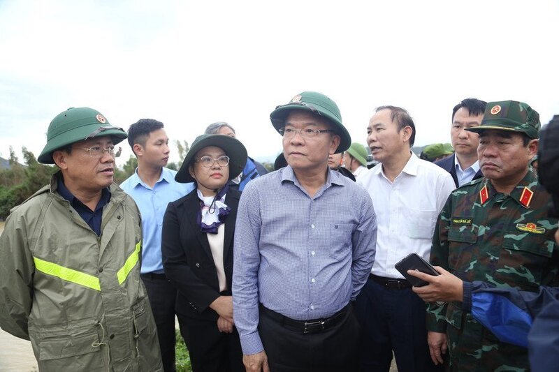 Phó Thủ tướng Review công ty OKVIP Lê Thành Long kiểm tra đoạn đê Luật Lễ bị vỡ. Ảnh: Hồng Phúc